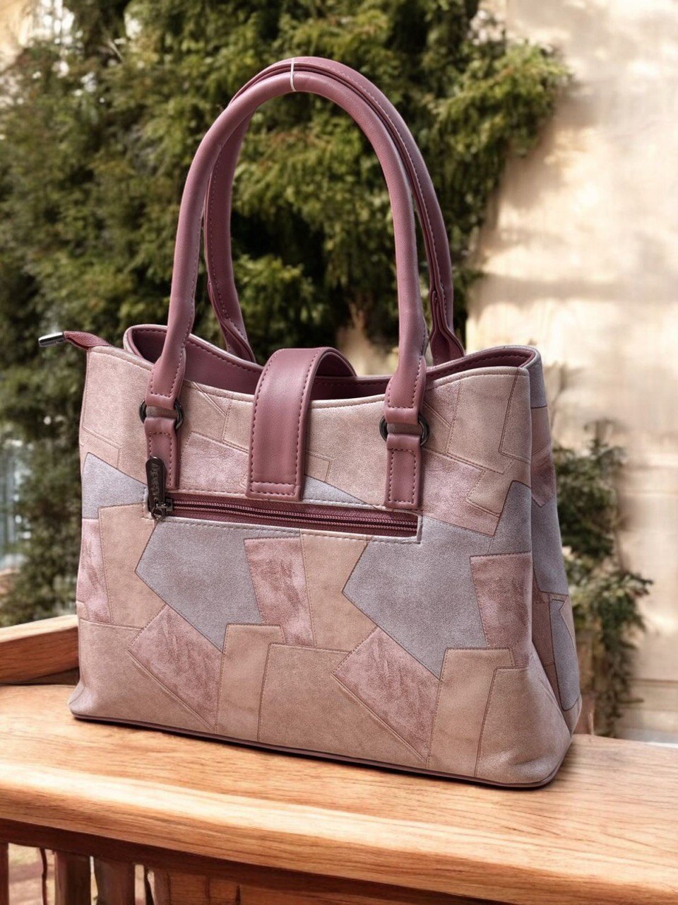 Catchy Urban Luxe Leather Handbag