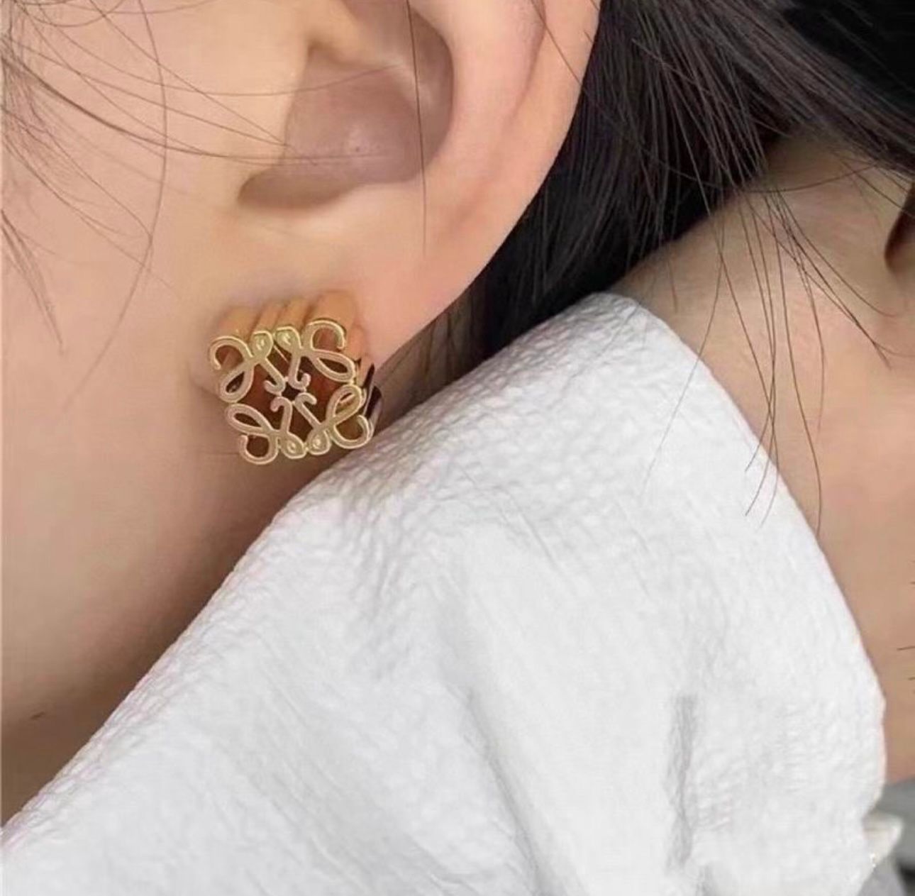 Loewe Logo Beautiful Earrings – Timeless Designer Elegance