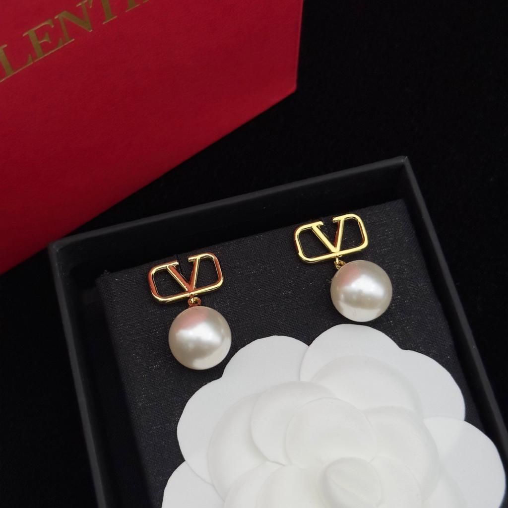 Valentino Pearl Earrings – Elegant Designer Beauty