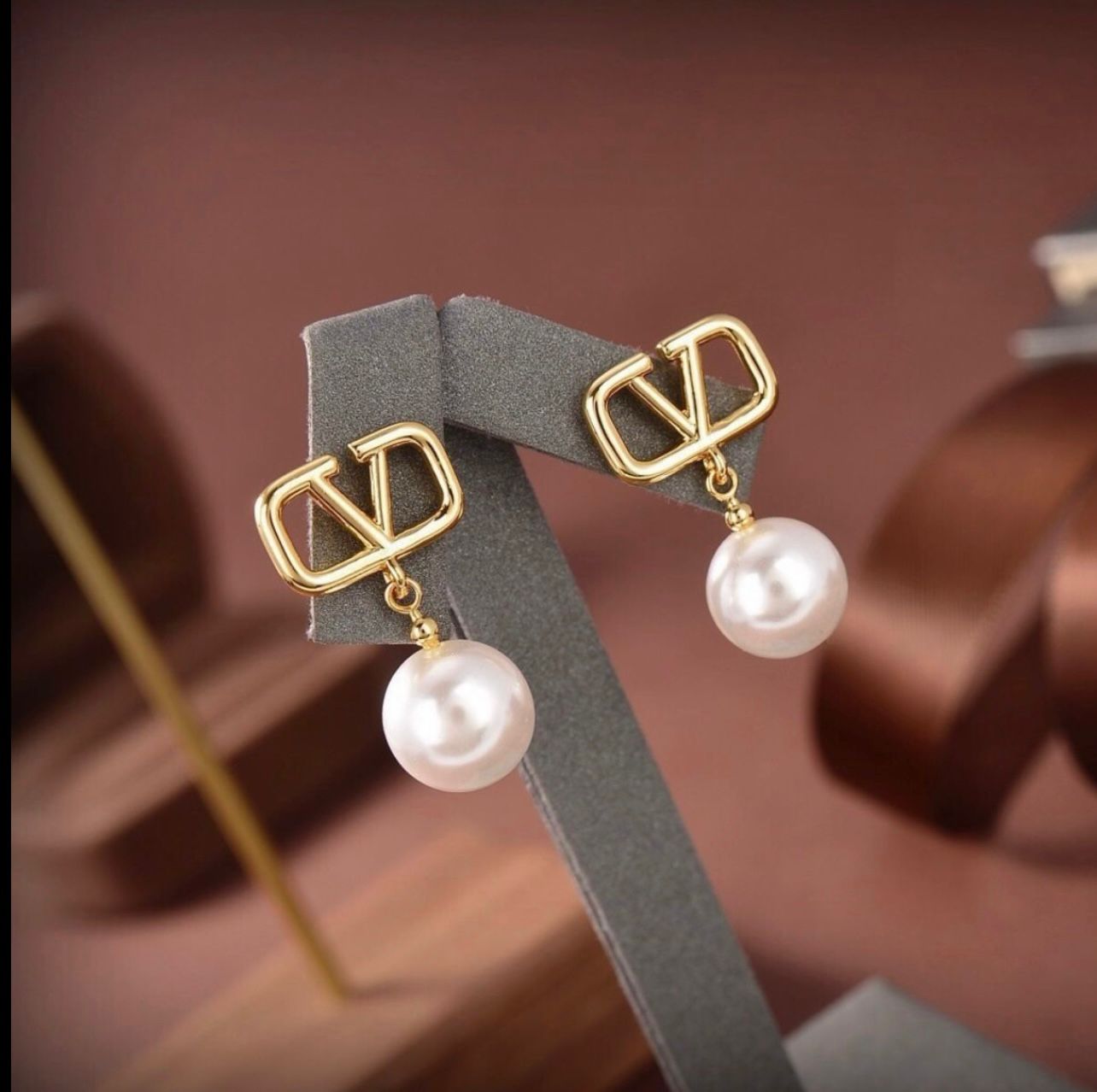 Valentino Pearl Earrings – Elegant Designer Beauty