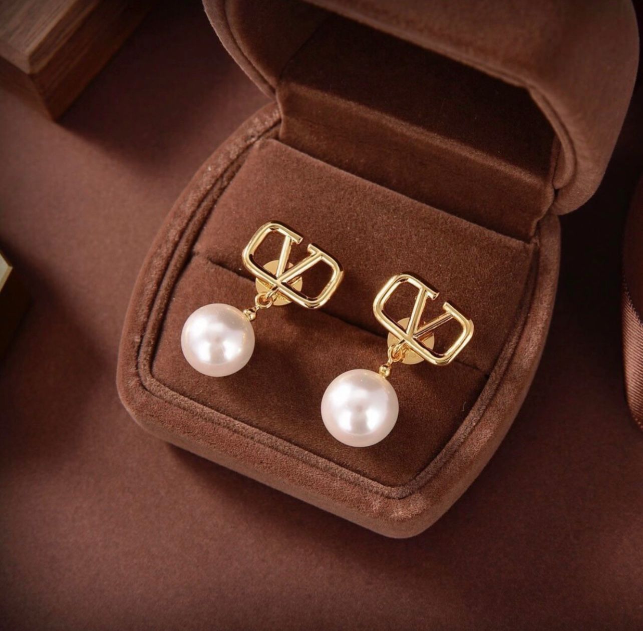 Valentino Pearl Earrings – Elegant Designer Beauty