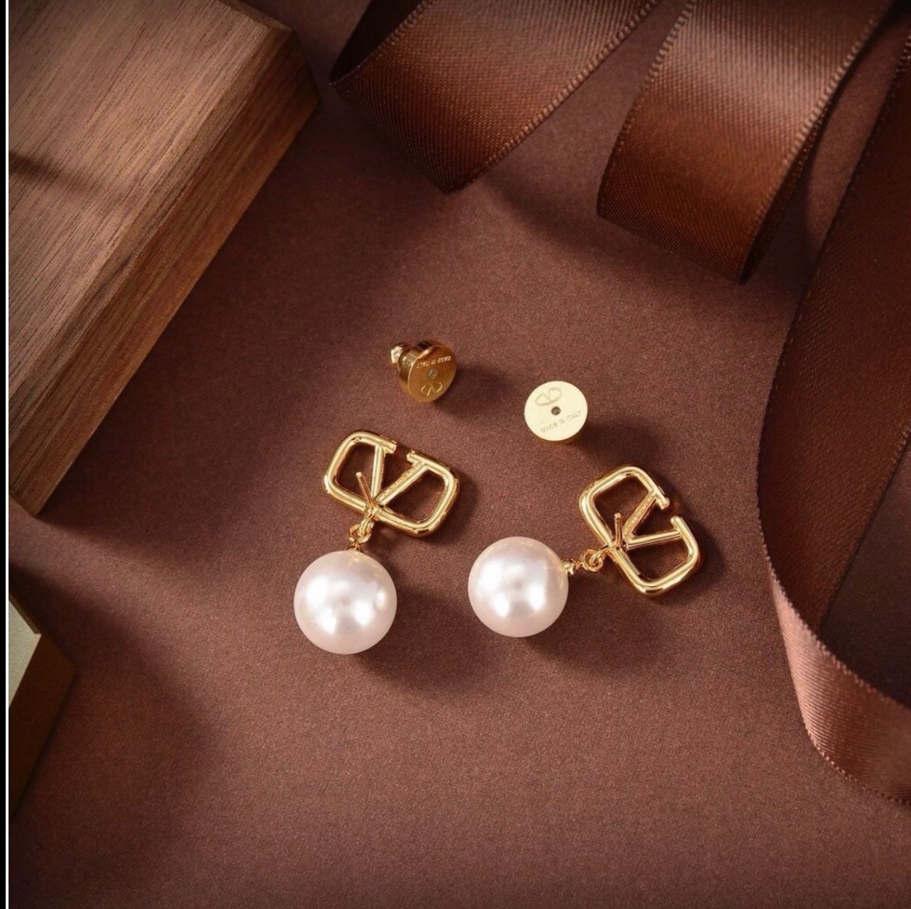 Valentino Pearl Earrings – Elegant Designer Beauty