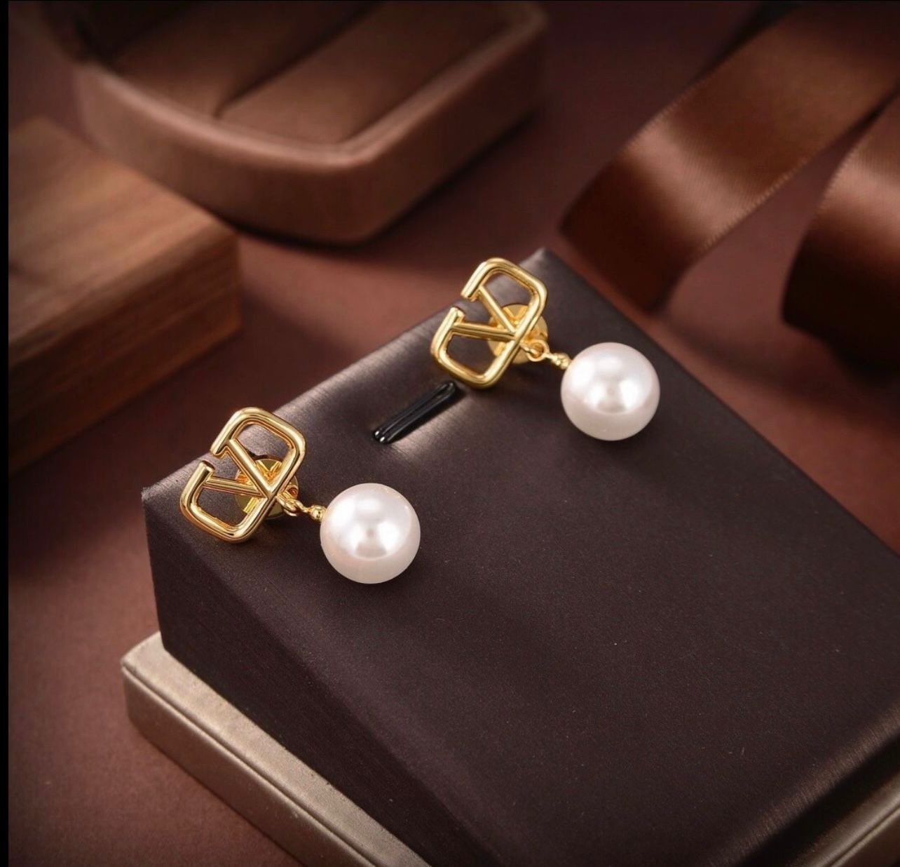 Valentino Pearl Earrings – Elegant Designer Beauty