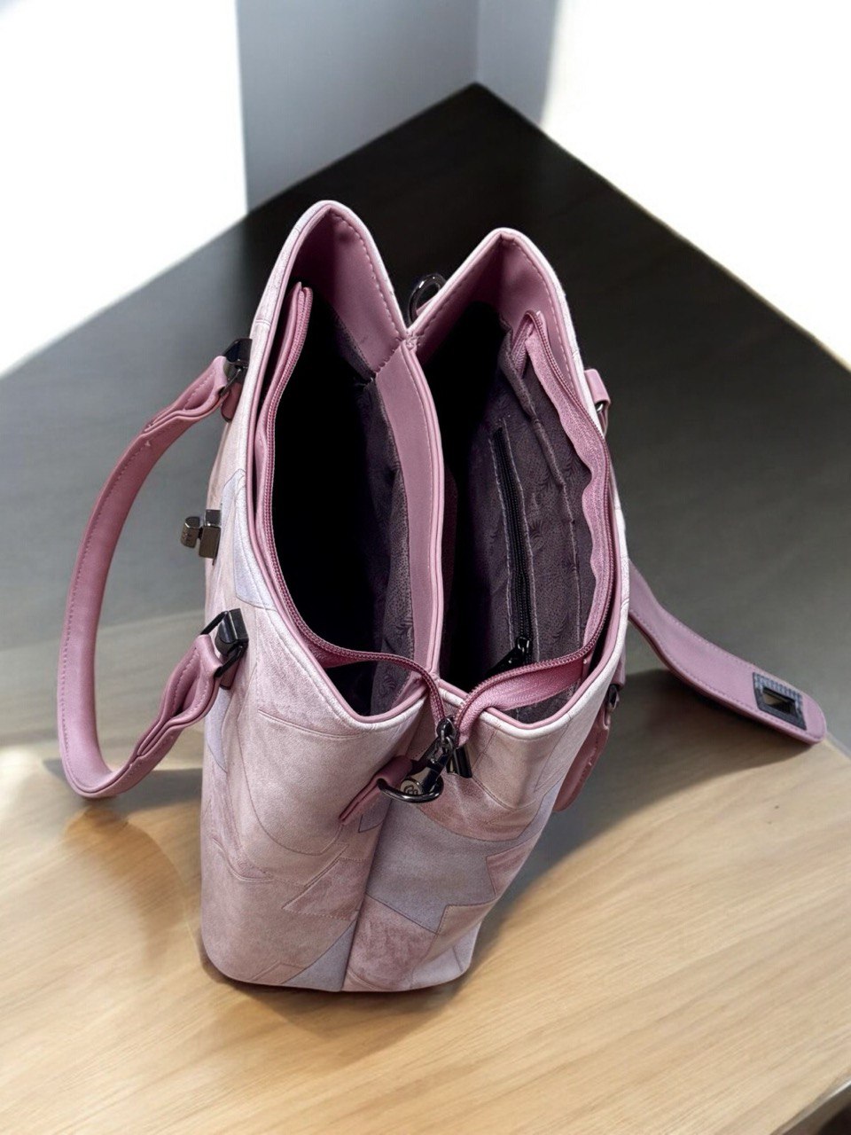 Catchy Urban Luxe Leather Handbag