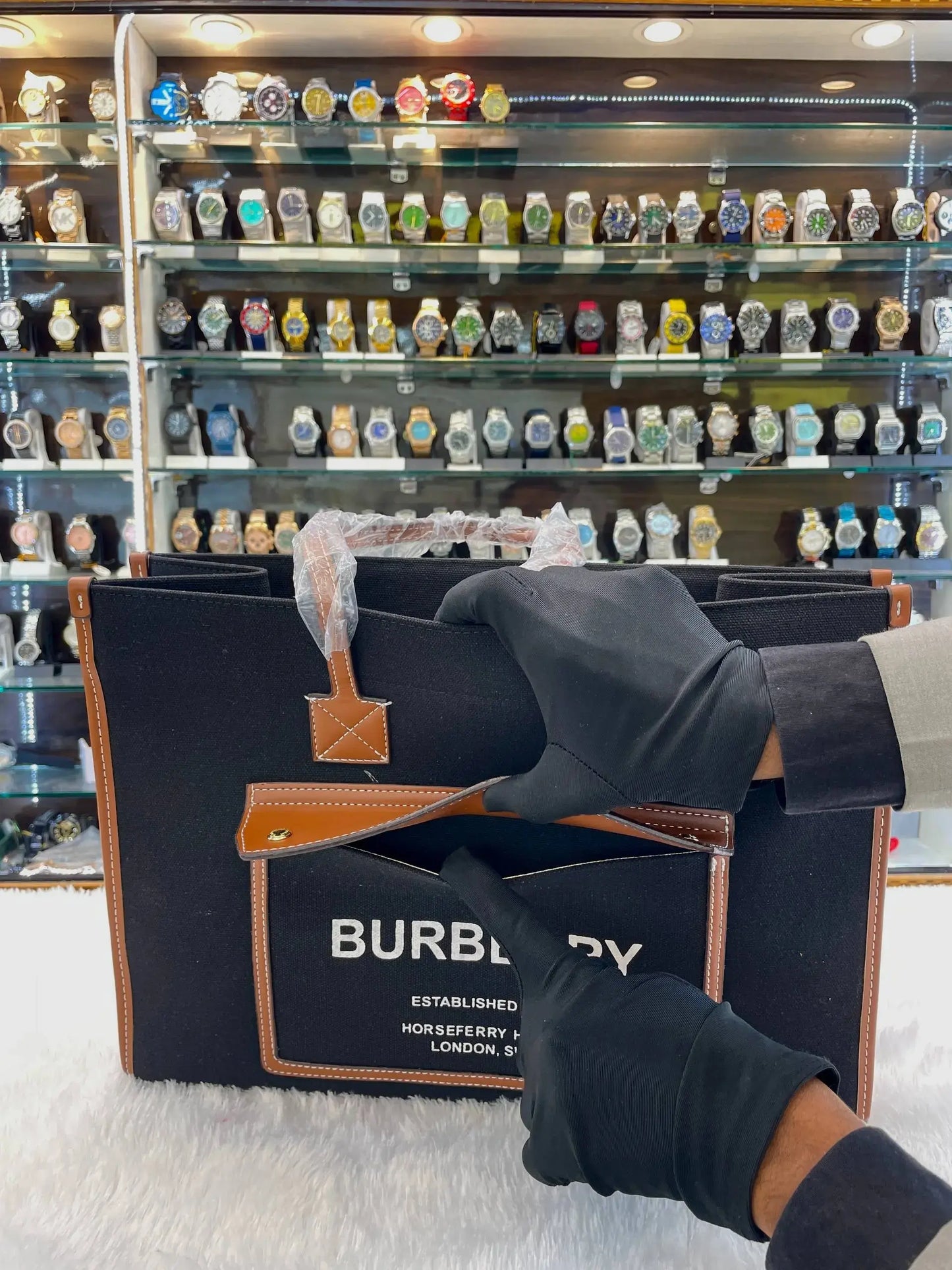 Burberry handbag for girls in heavy quality black tote