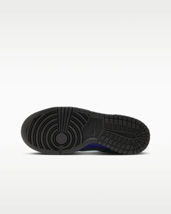 NIKE_DUNK_LOW_SE_GS.jpg Nike Dunk Low SE Older Kids' Shoes in black and white