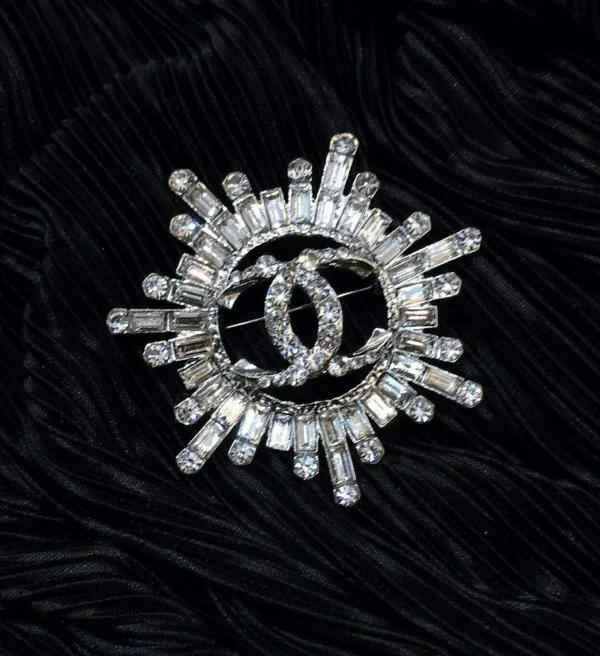 WhatsAppImage2026-01-25at6.27.32PM.jpg CHANEL Diamond Studded Brooch front view