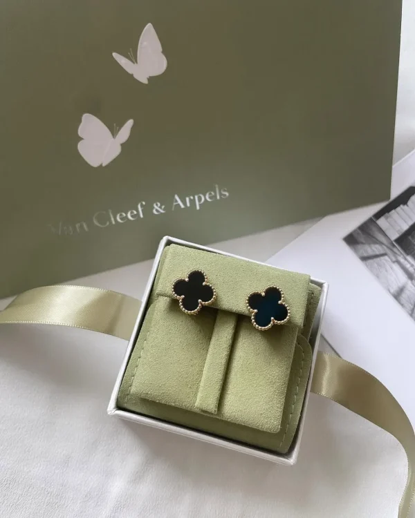 Van Cleef & Arpels high quality earrings for her - elegant design
