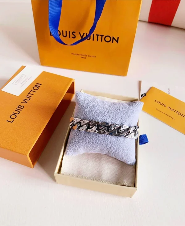 WhatsAppImage2026-04-13at3.53.25PM.jpg LV Chain Links Bracelet in gold