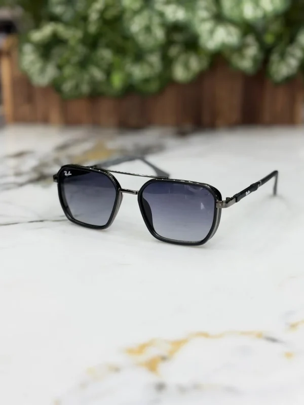 Ray-Ban Unisex Sunglasses in classic black