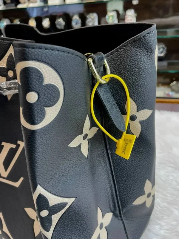 Front view of LV PREMIUM SLING BAG