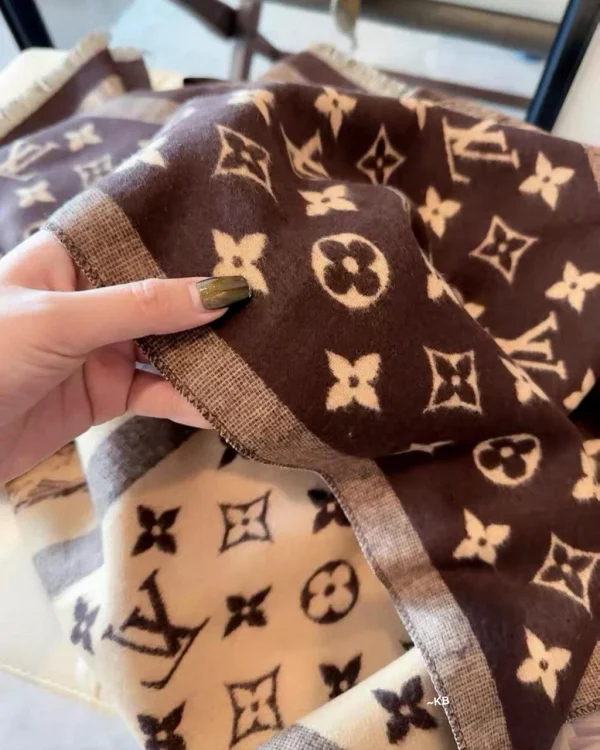 LV INITIAL WINTER REVERSIBLE STOLE in elegant design