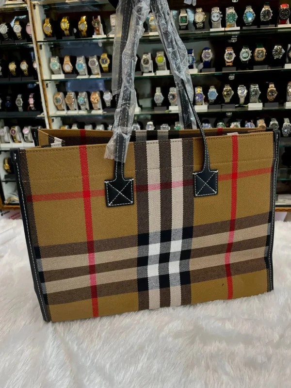 uDzWvkIE.jpg BURBERRY handbag for girls in pink